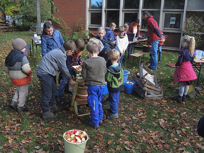 Die Apfelpresse in Aktion - die Kinder waren fasziniert